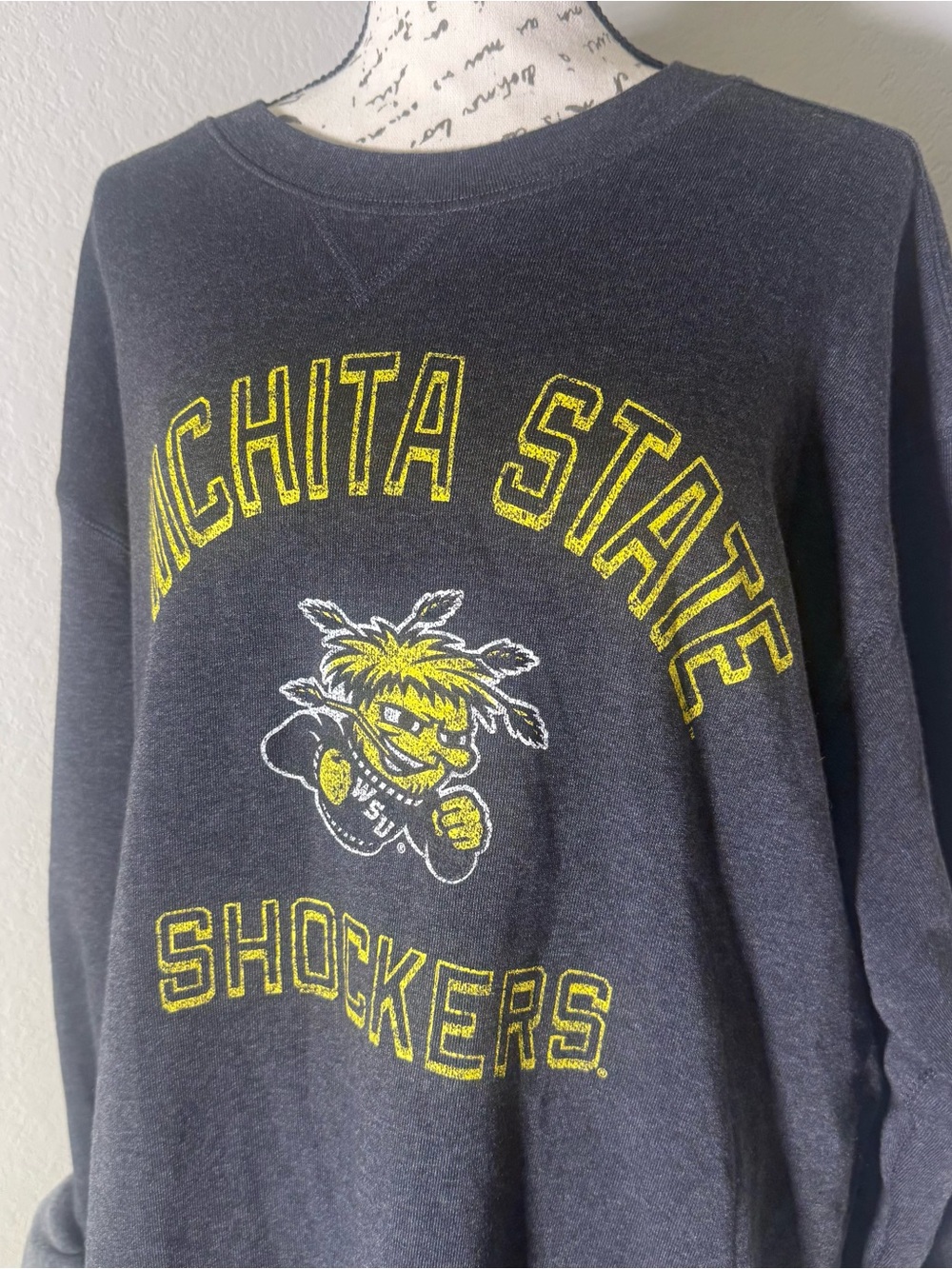 Wichita State Shockers Heather Grey Gray Crewneck College Team Sweatshirt mensXL